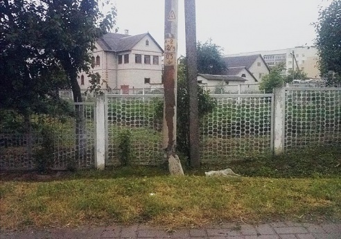 Этот столб скоро упадет