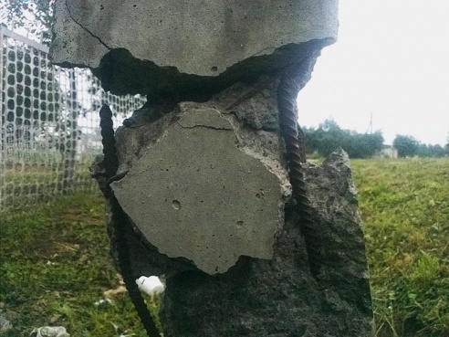 Этот столб скоро упадет