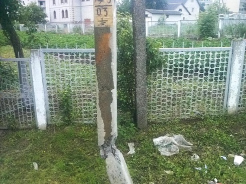 Этот столб скоро упадет