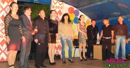 На вечерней программе лунинчане друг друга поздравляли, зажигали и подпевали