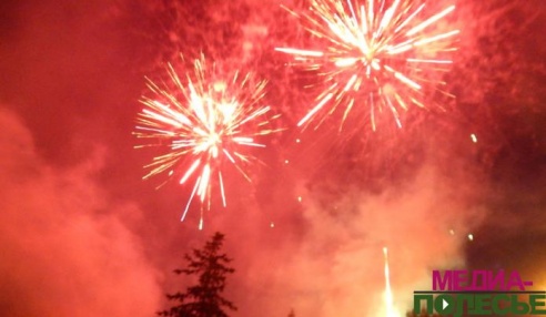 На вечерней программе лунинчане друг друга поздравляли, зажигали и подпевали