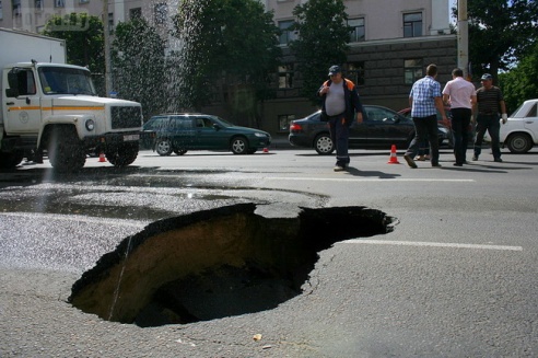 В центре Могилёва провалился асфальт