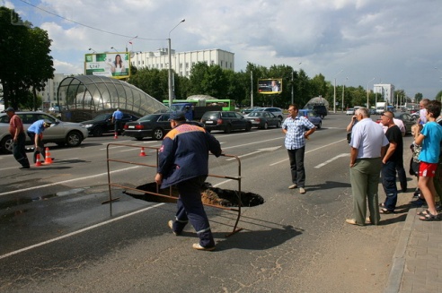 В центре Могилёва провалился асфальт