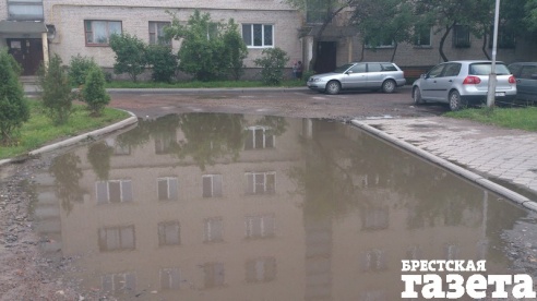 В Бресте у дома №28 по ул. Вишневой по-прежнему стоит огромная лужа