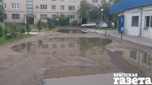 В Бресте у дома №28 по ул. Вишневой по-прежнему стоит огромная лужа
