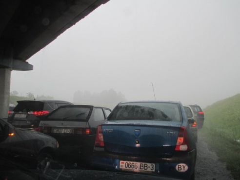 Недалеко от поворота на Речицу автомобилисты пытались прятаться от града под мостом (фото, видео)