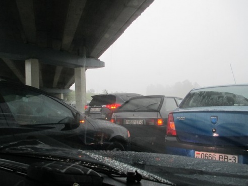 Недалеко от поворота на Речицу автомобилисты пытались прятаться от града под мостом (фото, видео)