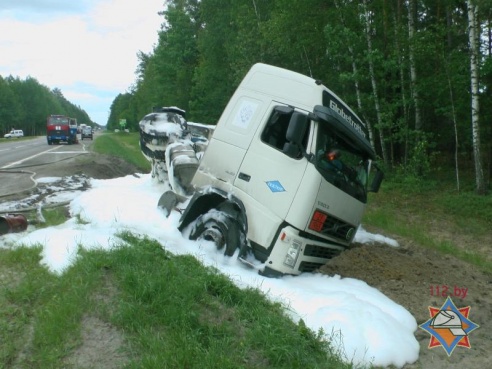 В Житковичском районе пьяный польский водитель перевернул цистерну с пропан-бутаном