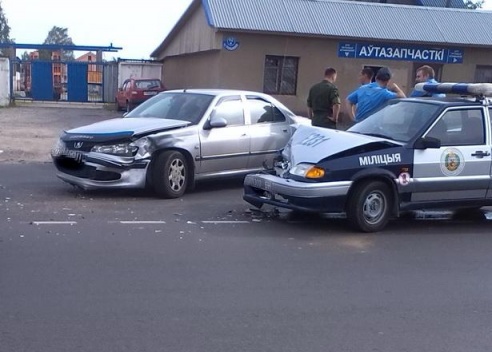 В Барановичах столкнулись «Пежо» и автомобиль охраны
