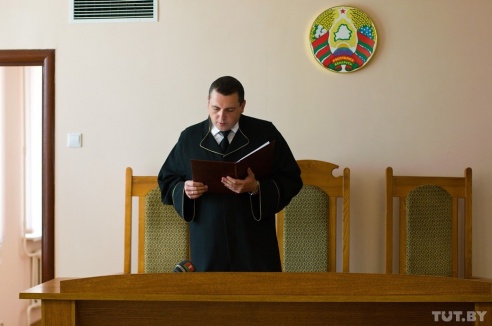 «Они просто переступили через нас, пострадавших, и пошли»: в Речице судили пьяного водителя, сбившего людей на остановке