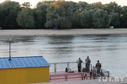 Встречать рассвет на набережной Сожа пришли «самые стойкие» выпускники-спортсмены (фото)