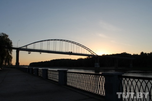 Встречать рассвет на набережной Сожа пришли «самые стойкие» выпускники-спортсмены (фото)