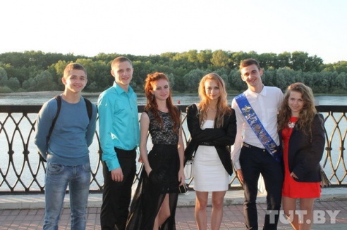 Встречать рассвет на набережной Сожа пришли «самые стойкие» выпускники-спортсмены (фото)