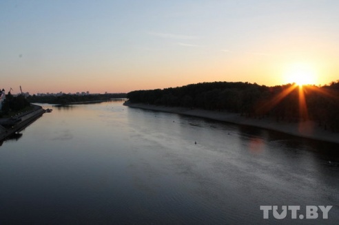 Встречать рассвет на набережной Сожа пришли «самые стойкие» выпускники-спортсмены (фото)
