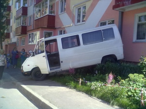 Фотофакт: в Речице автомобиль врезался в дом