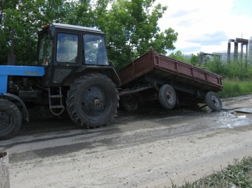 Фотофакт: в Светлогорске прицеп трактора провалился в яму в асфальте