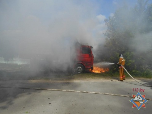 Еще один автомобиль горел в Калинковичах, снова есть пострадавший с ожогами
