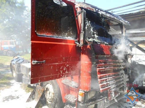 Еще один автомобиль горел в Калинковичах, снова есть пострадавший с ожогами