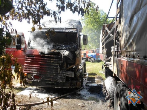 Еще один автомобиль горел в Калинковичах, снова есть пострадавший с ожогами