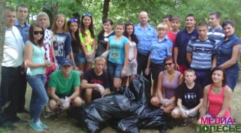5 мешков мусора собрали участники акции «Сохраним озеро Белым»