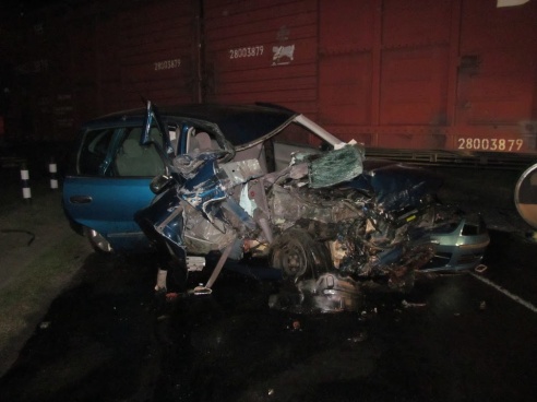 Жуткое ДТП в Калинковичах: поезд подмял под себя «Ниссан», водитель которого проигнорировал знак об остановке перед путями