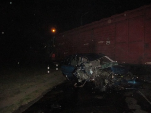 Жуткое ДТП в Калинковичах: поезд подмял под себя «Ниссан», водитель которого проигнорировал знак об остановке перед путями