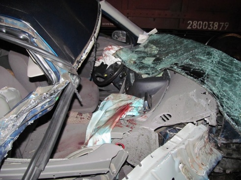 Жуткое ДТП в Калинковичах: поезд подмял под себя «Ниссан», водитель которого проигнорировал знак об остановке перед путями