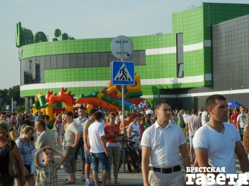Вечер, жара, очереди и группа «Руки Вверх»: в Бресте прошло открытие гипермаркета «Алми»