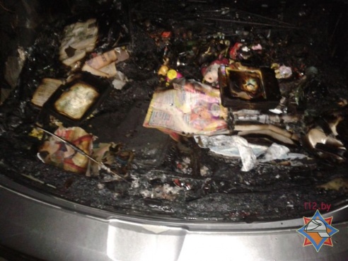 В Слуцке на автостоянке загорелся автомобиль