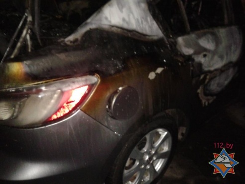 В Слуцке на автостоянке загорелся автомобиль