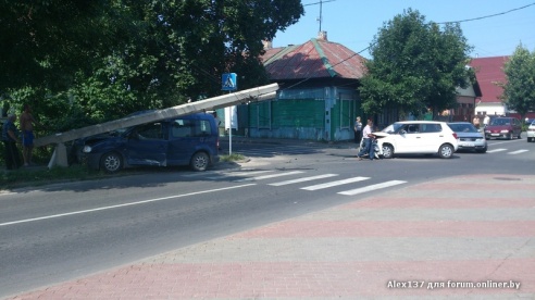 Фотофакт: в Речице столкнулись два автомобиля, после чего на один из них упал столб