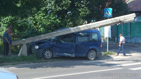 Фотофакт: в Речице столкнулись два автомобиля, после чего на один из них упал столб