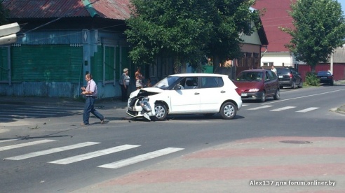 Фотофакт: в Речице столкнулись два автомобиля, после чего на один из них упал столб