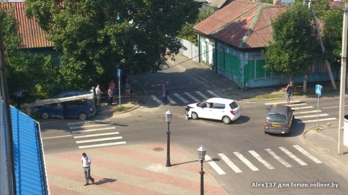 Фотофакт: в Речице столкнулись два автомобиля, после чего на один из них упал столб