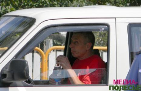 60 бутылок воды «испарились» с лунинецких улиц за 20 минут