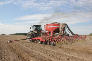 Оптимальные сроки наступили, сеялки вышли в поле.