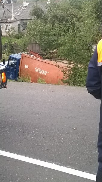 Мусоровоз вне дороги