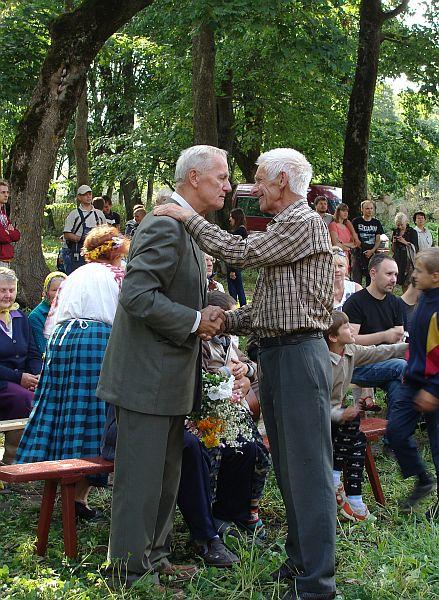 Дзень, поўны музыкі, колераў і апошняга летняга сонца Дзень, поўны музыкі, колераў і апошняга летняга сонца