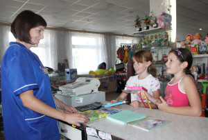 Корреспонденты районной газеты который год подряд устраивают совместный шопинг с родителями и детьми, оценивая школьный ассортимент и подсчитывая растраты родителей.