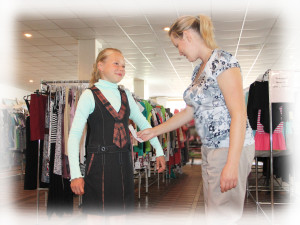 Корреспонденты районной газеты который год подряд устраивают совместный шопинг с родителями и детьми, оценивая школьный ассортимент и подсчитывая растраты родителей.