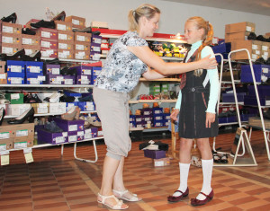 Корреспонденты районной газеты который год подряд устраивают совместный шопинг с родителями и детьми, оценивая школьный ассортимент и подсчитывая растраты родителей.