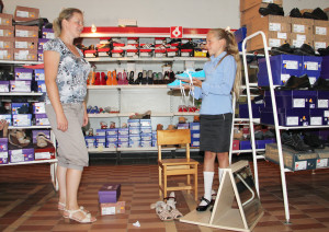 Корреспонденты районной газеты который год подряд устраивают совместный шопинг с родителями и детьми, оценивая школьный ассортимент и подсчитывая растраты родителей.