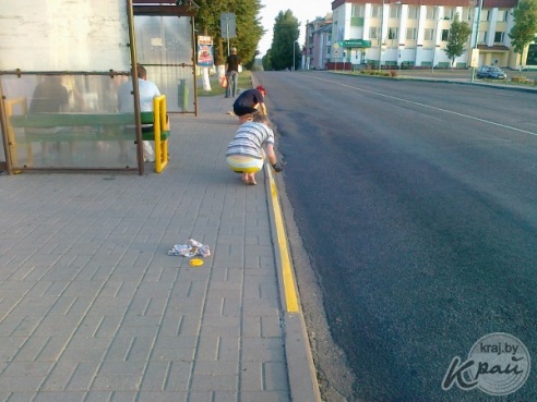 ФОТОФАКТ: В Вилейке бордюры на остановках окрашивают в желтый цвет