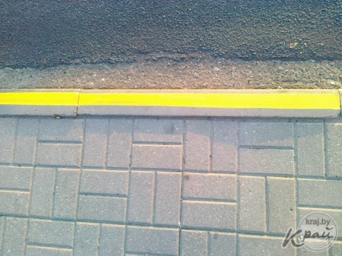 ФОТОФАКТ: В Вилейке бордюры на остановках окрашивают в желтый цвет