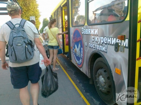 ФОТОФАКТ: В Вилейке бордюры на остановках окрашивают в желтый цвет