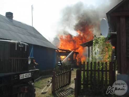 В деревне Старинки Ивенецкого сельсовета сгорел сарай со свиньями и сельхозтехникой (ФОТО)