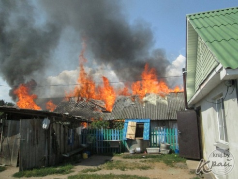 В деревне Старинки Ивенецкого сельсовета сгорел сарай со свиньями и сельхозтехникой (ФОТО)