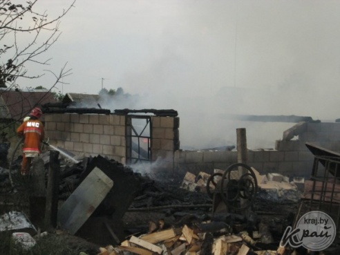 В деревне Старинки Ивенецкого сельсовета сгорел сарай со свиньями и сельхозтехникой (ФОТО)