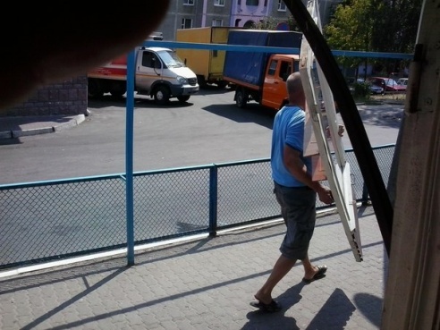 Разборки в Мозыре: директор мини-рынка ломом вырвал дверь торгового киоска и повредил проводку