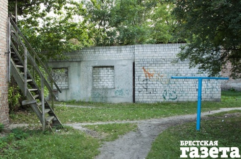 Брестчане не хотят мириться с тем, что многоэтажный торгово-административный комплекс втиснут в их дворы